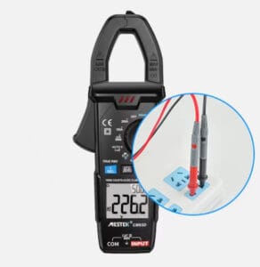 The picture shows the MESTEK clamp voltmeter CM83D measuring voltage using a test pencil.